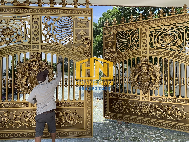 cổng nhôm đúc hoa lá Tây 1