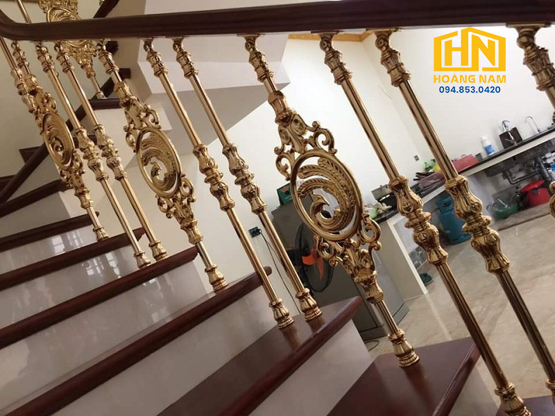 Mẫu con song cầu thang đuôi công sang trọng
