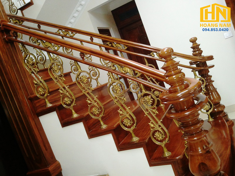 Mẫu con song cầu thang chữ S hoa lá Tây
