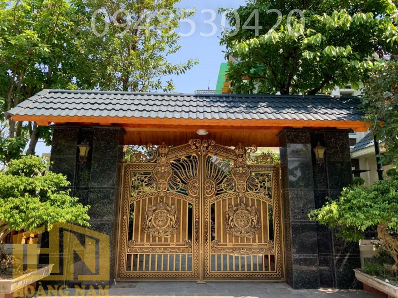Mẫu cổng nhôm đúc biệt thự hiện đại mặt phố