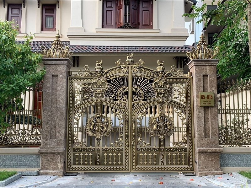 Mẫu cổng nhôm đúc chân không hoàng gia