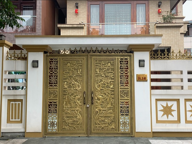 Mẫu cổng nhôm đúc chân không phù điêu 2 cánh