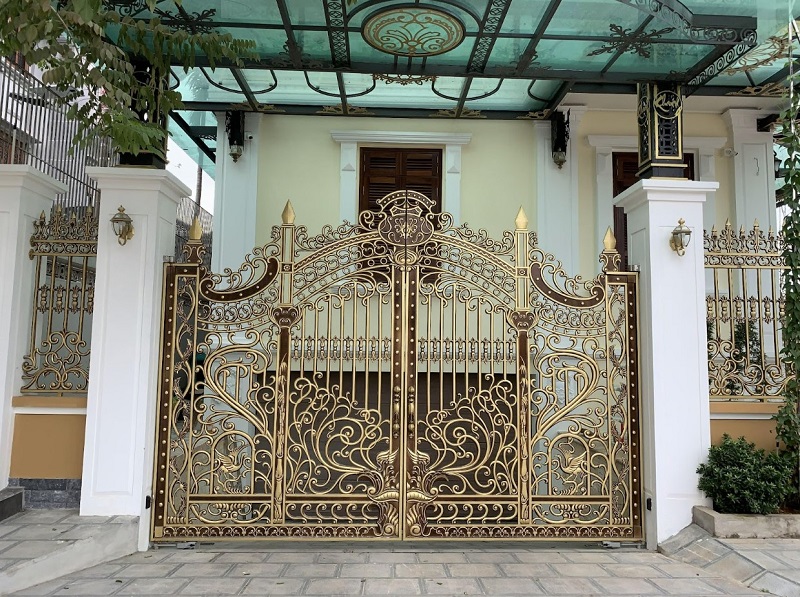 Mẫu cổng nhôm đúc đơn giản cho nhà phố ở Sài Gòn