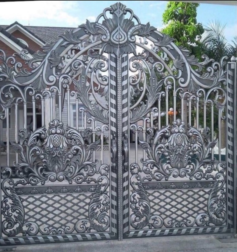 Mẫu cổng nhôm đúc màu bạc độc lạ hcm