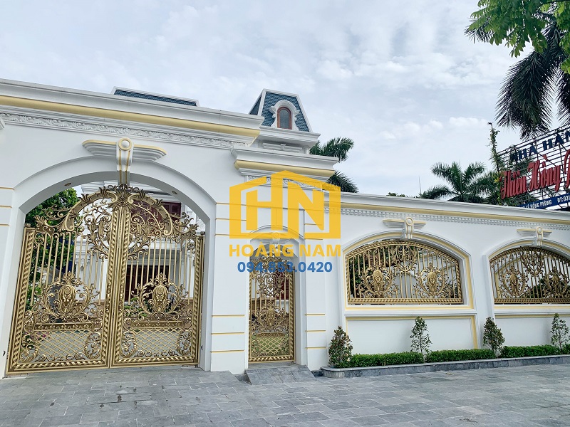 Mẫu cổng nhôm đúc hoa lá Tây giá