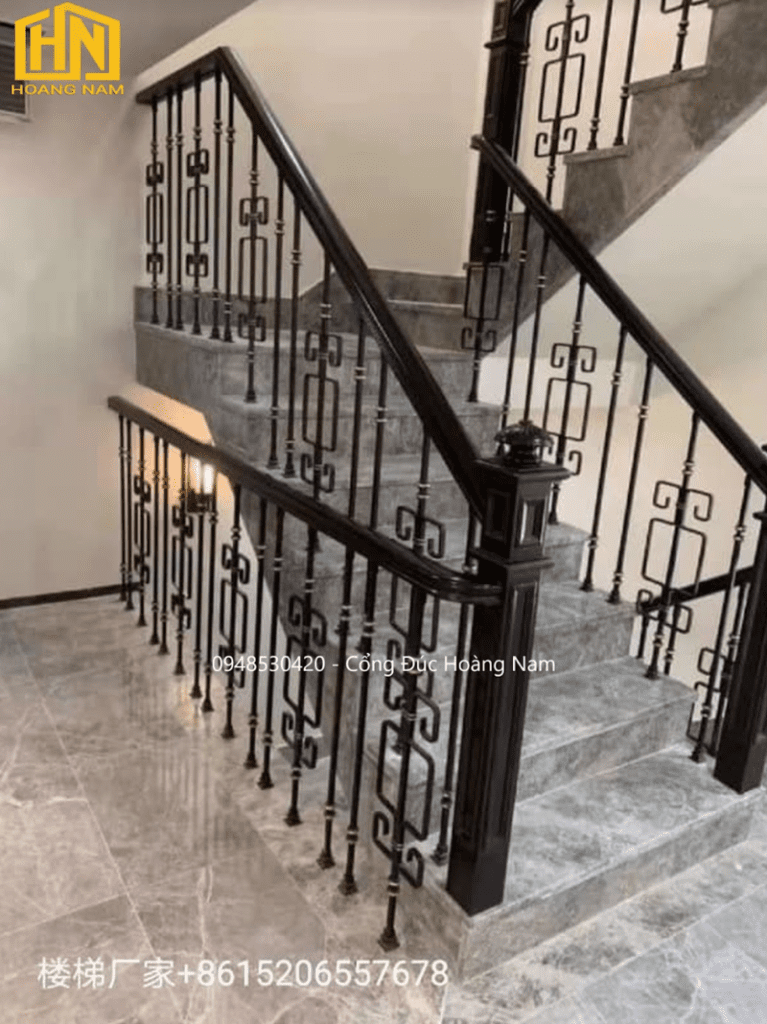 Mẫu lan can gang đúc đen cho cầu thang hiện đại