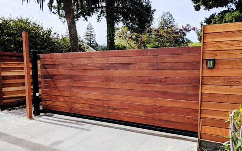 Mẫu cổng biệt thự bằng gỗ 1 cánh