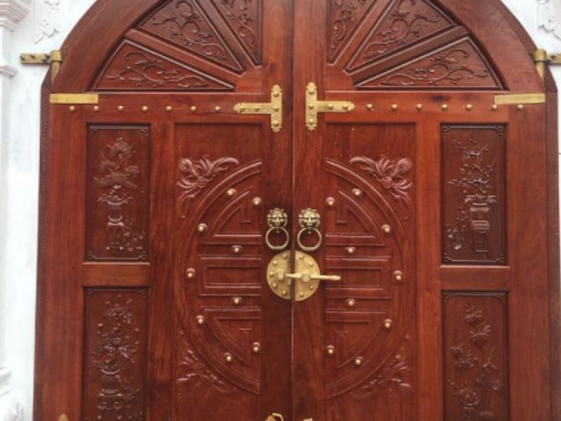 Mẫu cổng biệt thự bằng gỗ 2 cánh