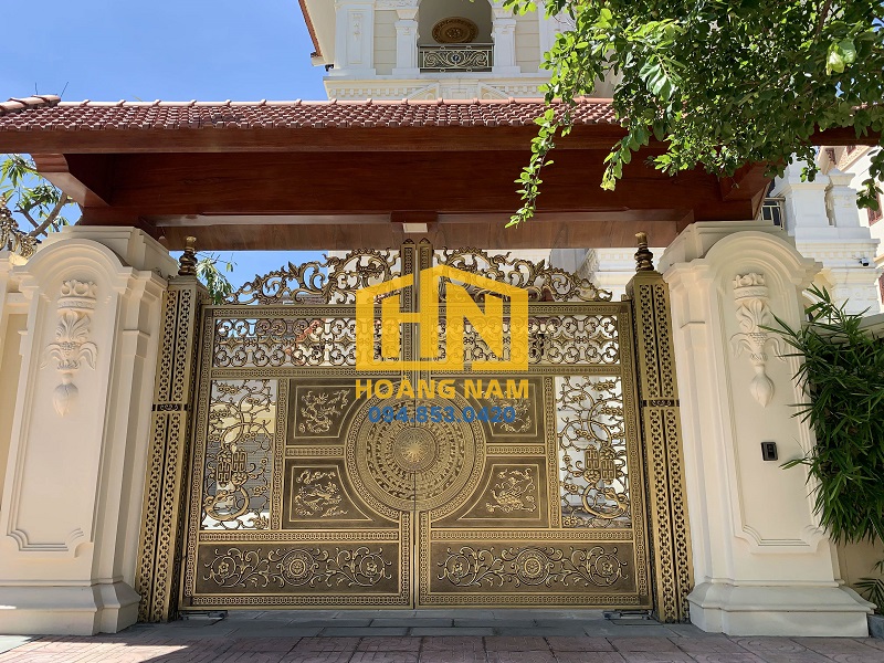 Mẫu cổng biệt thự bằng đồng 2 cánh