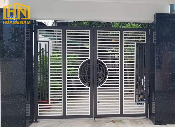 Mẫu cổng nhà đẹp 4 cánh thanh sắt ngang