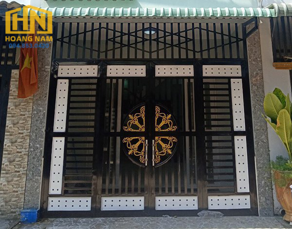 Mẫu cổng nhà đẹp 4 cánh trang trí mặt tròn