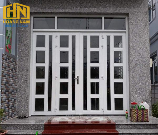 Mẫu cổng nhà khung sắt lắp kính 4 cánh
