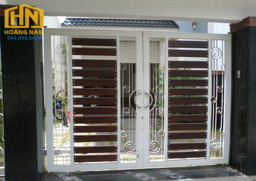 Mẫu cổng sắt hộp 2 cánh kết hợp nan gỗ