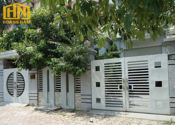 Mẫu cổng nhà đẹp 2 cánh hiện đại cho nhà phố