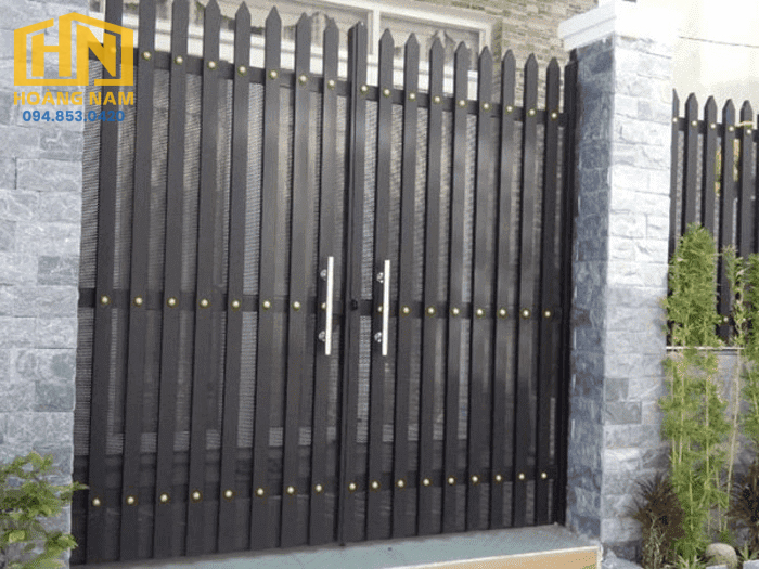 Mẫu cổng sắt hộp vuông đơn giản 