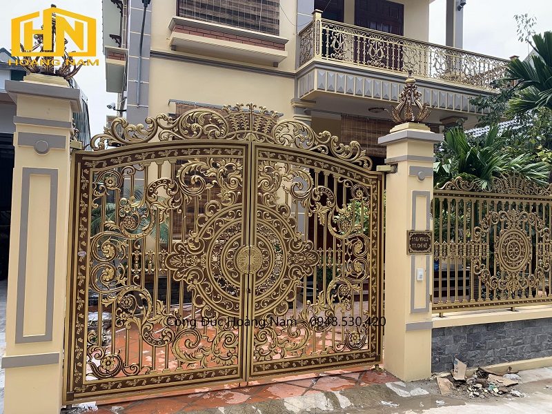 Mẫu cổng nhà nông thôn bằng nhôm đúc phong cách cổ điển