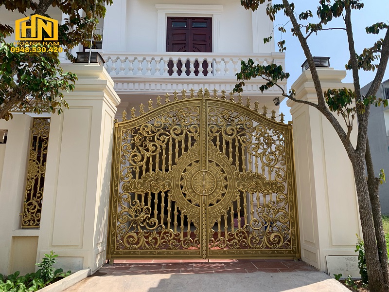 Mẫu cổng nông thôn nhà cao tầng bằng nhôm đúc đẹp