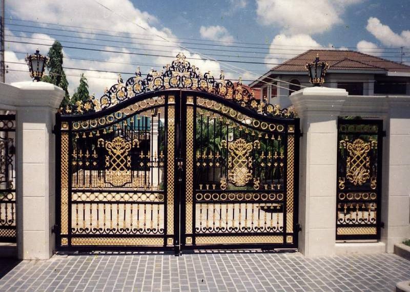 Mẫu cổng gang đúc cổ điển cho nhà sân vườn ở nông thôn