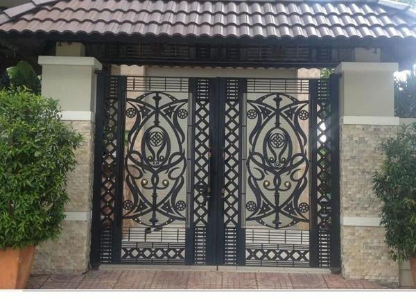Mẫu cổng sắt mỹ thuật 2 cánh đơn giản 