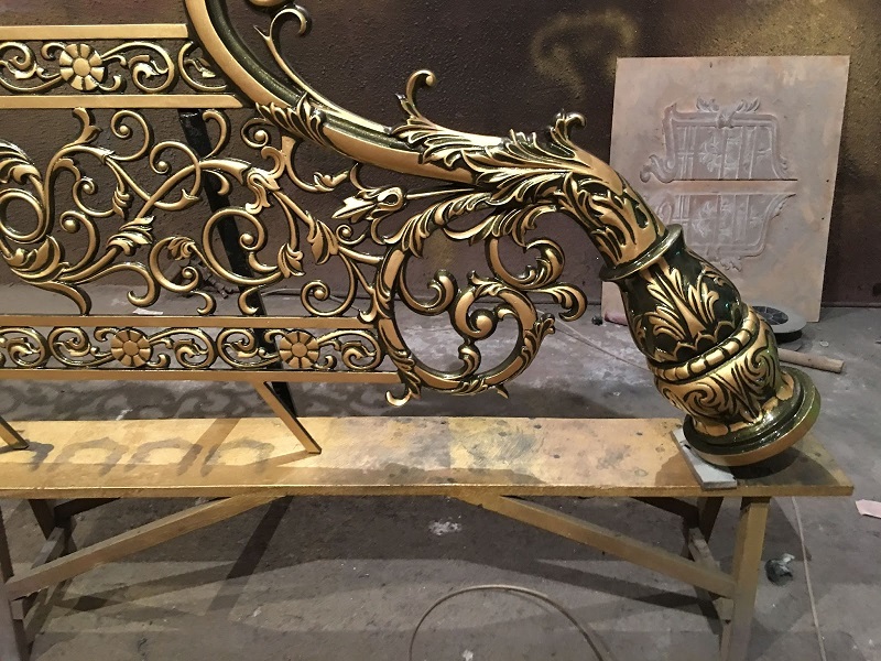 Mẫu trụ cầu thang bình hoa đổ