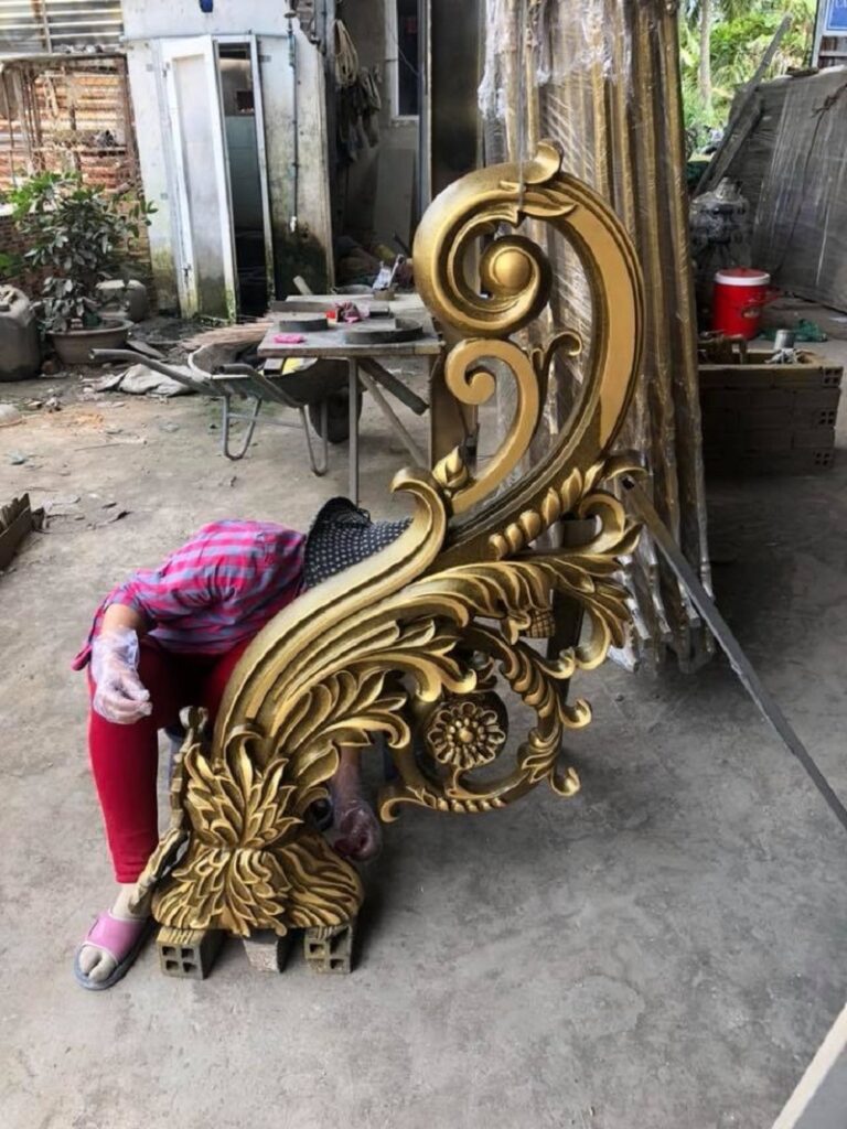 Mẫu trụ cầu thang dây leo cách điệu